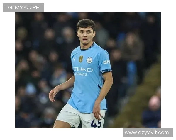 足球明星颜值爆表帅气十足引发球迷热议与追捧